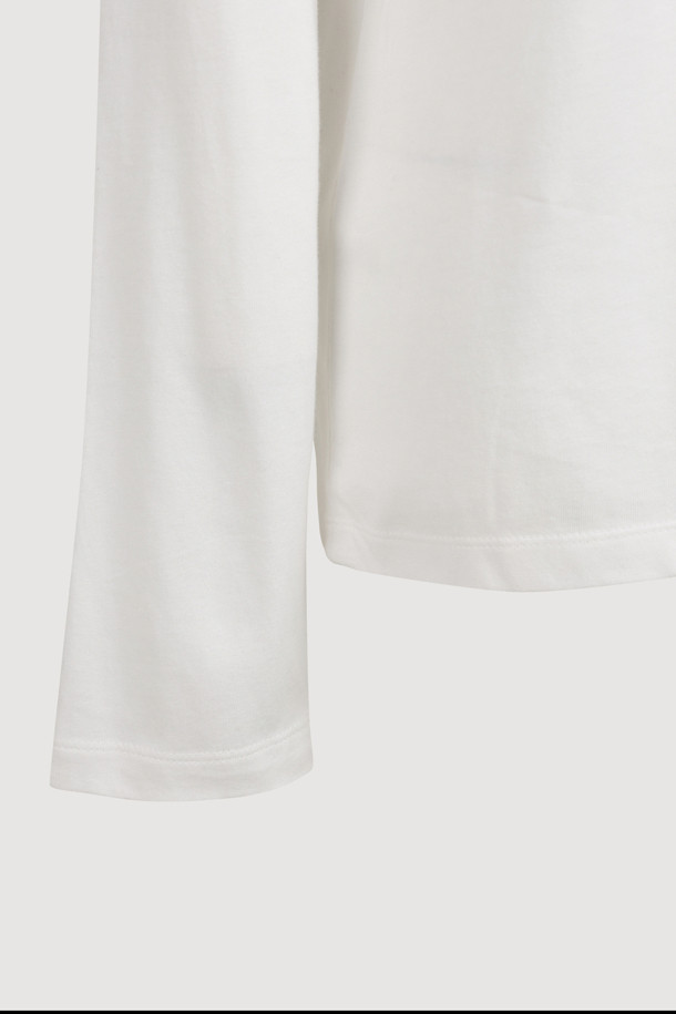 화이트 컬러의 레터링 포인트 롱 슬리브 티셔츠입니다. 부드러운 면과 모달 혼방 소재로 제작되어 편안한 착용감을 선사하며, 봄, 가을 시즌에 활용하기 좋습니다. 여유로운 루즈핏에 라운드넥 디자인으로 캐주얼하고 베이직한 스타일을 연출합니다. 앞면에 레터링 프린트가 포인트로 들어가 밋밋함을 덜어주며, 피그먼트 염색 처리로 은은한 멋을 더했습니다. 산책룩, 미니멀 스타일 연출에 적합하며, 얇은 두께감으로 간절기에도 부담 없이 착용할 수 있습니다.
