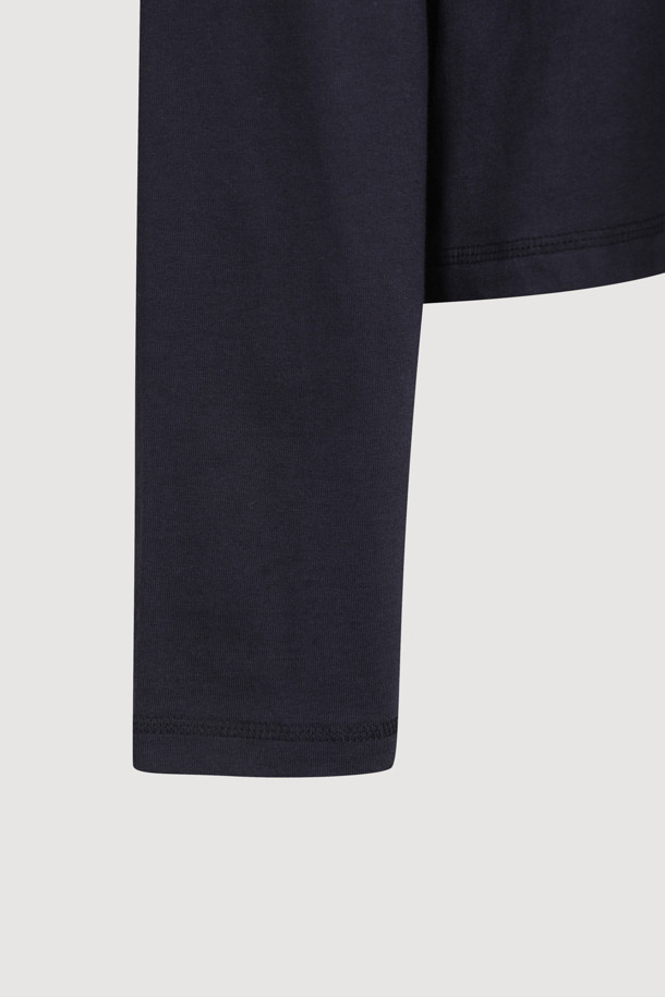 다크 네이비 색상의 프릴 포인트 스탠다드핏 긴팔 티셔츠입니다. 봄, 가을에 어울리는 얇은 두께의 면 소재로 제작되어 편안한 착용감을 선사합니다. 라운드넥 디자인에 메쉬 프릴 디테일이 더해져 캐주얼하면서도 여성스러운 분위기를 연출합니다. 16수 싱글 져지 소재로 제작되어 부드러운 촉감을 느낄 수 있으며, 데이트룩이나 봄 소풍룩과 같은 TPO에 활용하기 좋습니다. 미니멀, 캐주얼, 걸리시 스타일을 즐겨 입는 여성분들께 추천합니다.
