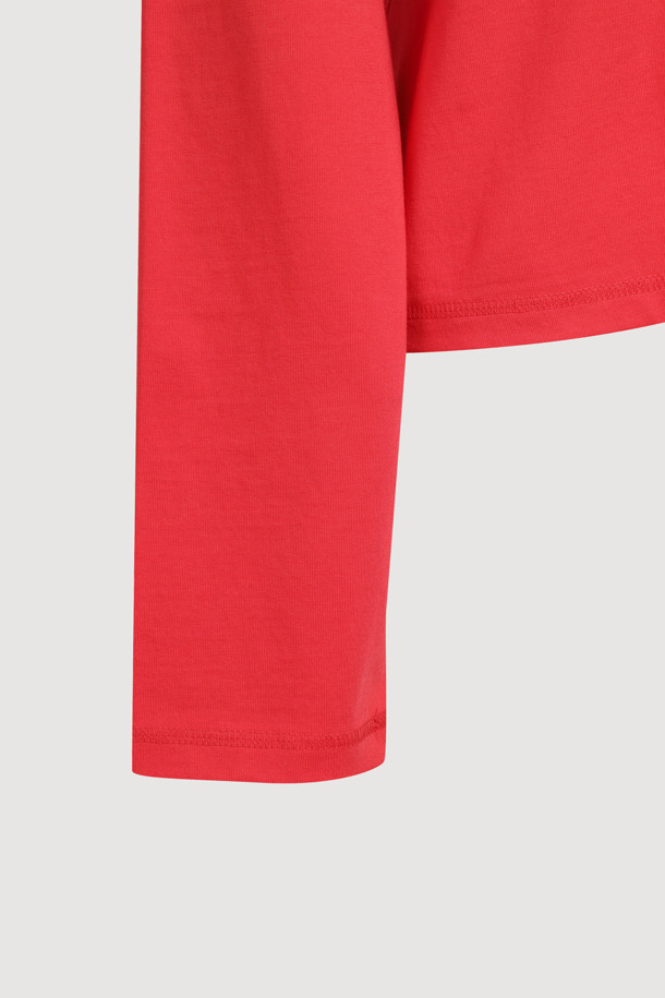 프릴 포인트 스탠다드 핏 롱 슬리브 티셔츠 (레드)는 여성용 티셔츠로, 봄, 가을에 캐주얼하게 즐겨 입기 좋습니다. 부드러운 면 소재에 얇은 두께감으로 편안한 착용감을 선사하며, 라운드넥과 긴 소매 기장으로 디자인되었습니다. 스탠다드 핏으로 어떤 스타일에도 잘 어울리며, 프릴 디테일이 여성스러운 무드를 더합니다. 16수 싱글 져지 원단과 메쉬 소재 믹스로 포인트를 주었으며, 데이트룩이나 봄 소풍룩에 매치하기 좋습니다. 진한 컬러 특성상 이염에 유의하여 착용하십시오.
