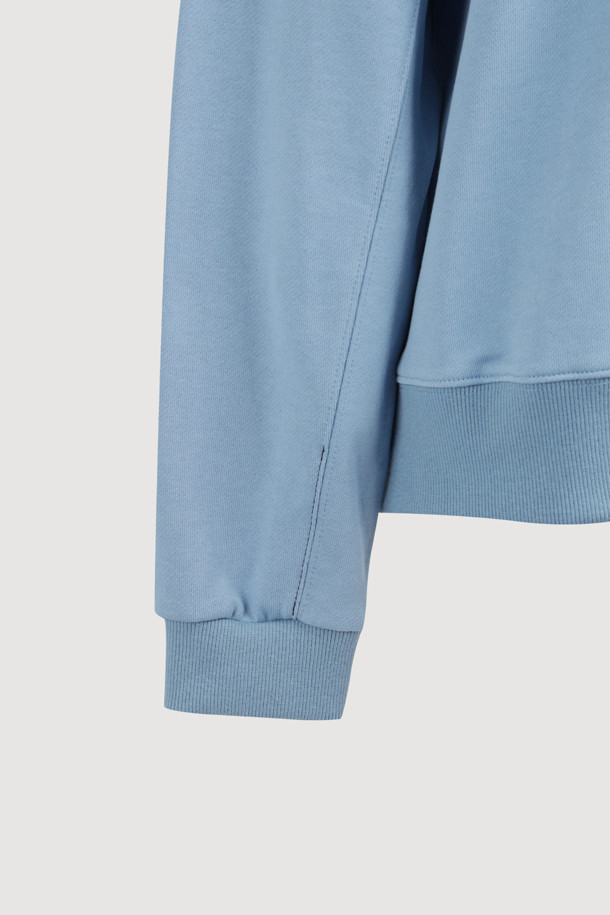 블루 컬러의 플라워 자수 스웨트 티셔츠입니다. 부드러운 면 소재로 제작되어 편안한 착용감을 선사하며, 봄, 가을 시즌에 활용하기 좋습니다. 캐주얼하고 미니멀한 스타일로, 일상복이나 봄 소풍룩으로 연출하기 좋습니다. 장미 모티브 프린트와 레터링 자수 디테일이 돋보이며, 루즈핏과 라운드넥 디자인으로 편안하게 착용할 수 있습니다. 긴 소매 기장으로 간절기 날씨에 적합하며, 다양한 하의와 매치하여 스타일리시하게 연출해보세요.
