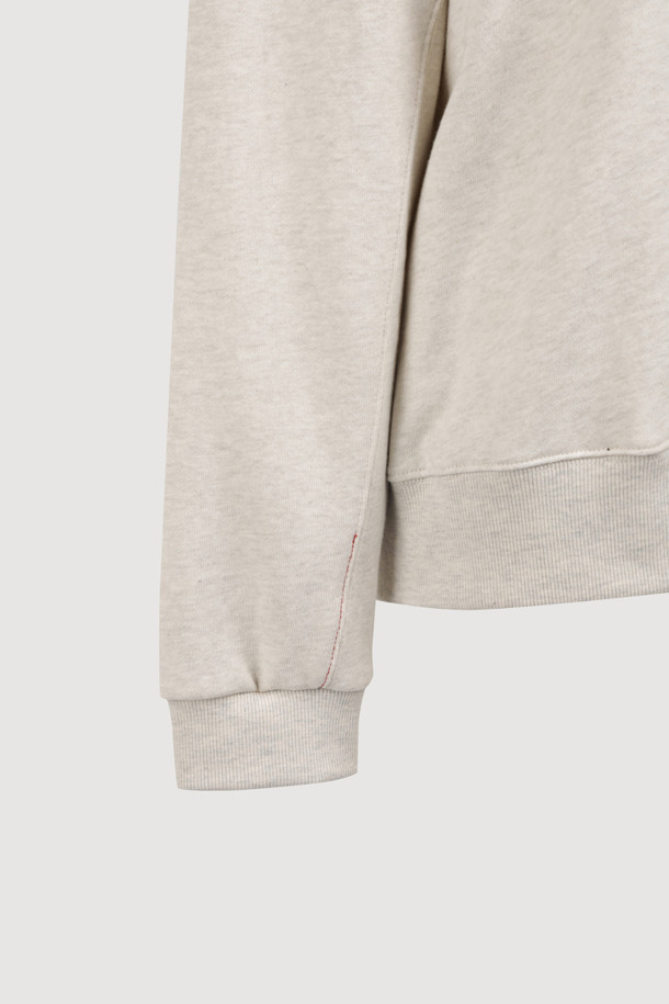 플라워 자수 스웨트 티셔츠 (오트밀)는 부드러운 면 소재로 제작되어 편안한 착용감을 선사합니다. 루즈핏으로 제작되어 여유로운 실루엣을 연출하며, 라운드넥과 긴소매 디자인으로 어떤 스타일에도 잘 어울립니다. 가을, 겨울 시즌에 적합하며, 두꺼운 두께감으로 따뜻하게 입을 수 있습니다. 장미 모티브와 레터링 자수 디테일이 돋보이는 캐주얼 스타일의 맨투맨으로, 집콕룩이나 산책룩으로 활용하기 좋습니다.
