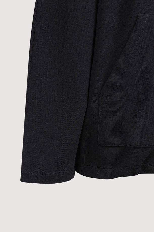 프릴 포인트 루즈핏 후드 티셔츠 (블랙)는 여성 고객을 위한 캐주얼 스타일의 후드 티셔츠입니다. 솔리드 3단 쮸리 면 소재로 제작되어 편안한 착용감을 제공하며, 봄, 가을에 적합합니다. 루즈핏으로 활동성을 높였으며, 프릴 디테일과 캥거루 포켓, 레터링 자수 디자인으로 포인트를 더했습니다. 산책룩, 집콕룩 등 다양한 TPO에 활용 가능하며, 미니멀한 스타일 연출에도 용이합니다. 긴 소매 기장의 무지 디자인으로 어떤 하의와도 쉽게 매치할 수 있습니다.
