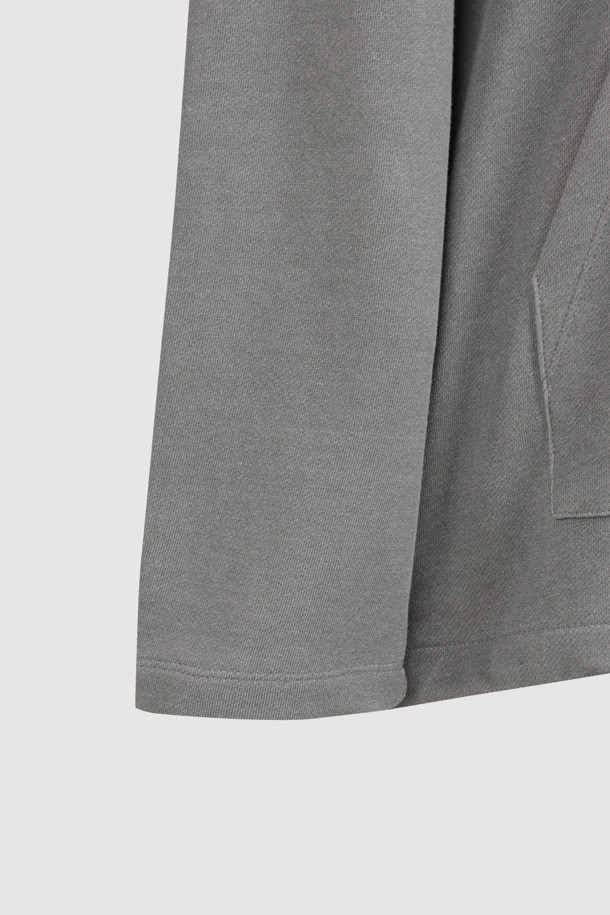 프릴 포인트 루즈핏 후드 티셔츠 (그레이)는 3단 쮸리 소재로 제작되어 부드러운 촉감을 선사하는 데일리 후드 티셔츠입니다. 캐주얼, 미니멀, 스트리트 스타일을 모두 소화할 수 있으며, 캥거루 포켓과 레터링 자수 디테일이 돋보입니다. 루즈핏으로 편안한 착용감을 제공하며, 피그먼트 워싱으로 빈티지한 멋을 더했습니다. 봄, 가을, 겨울 모두 활용 가능하며, 집콕룩이나 산책룩으로 활용하기 좋습니다. 
