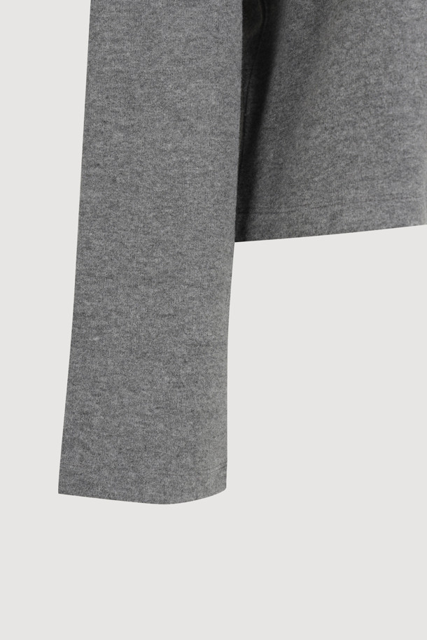 멜란지 그레이 컬러의 크로셰 자수 포인트 롱 슬리브 티셔츠입니다. 부드러운 니트라이크 져지 소재로 제작되어 편안한 촉감을 선사하며, 가을/겨울 시즌 데이트룩, 모임룩에 적합합니다. 라운드넥에 루즈핏으로 디자인되어 캐주얼, 미니멀, 로맨틱 스타일을 연출하기 좋습니다. 섬세한 뜨개 자수 포인트와 프릴 디테일이 여성스러운 무드를 더합니다. 얇은 두께로 제작되어 간절기부터 겨울까지 스타일리시하게 착용할 수 있습니다.
