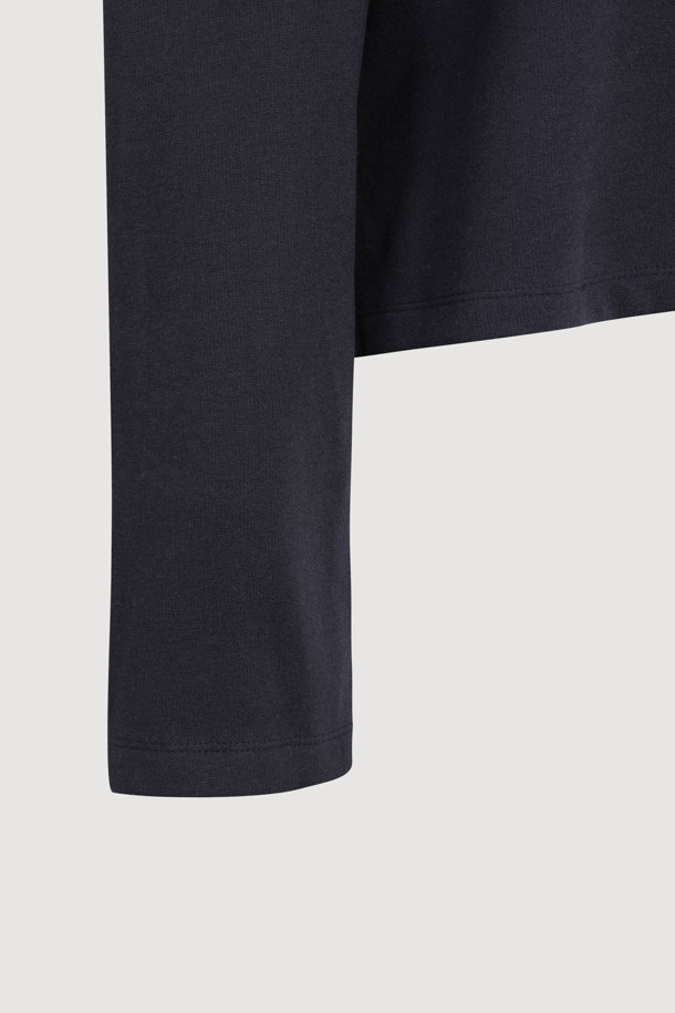 다크 네이비 컬러의 크로셰 자수 포인트 롱 슬리브 티셔츠입니다. 부드러운 니트라이크 져지 소재로 제작되어 편안한 착용감을 선사하며, 라운드넥과 루즈핏으로 캐주얼한 무드를 더했습니다. 프릴 디테일과 뜨개 자수 포인트가 여성스러운 매력을 돋보이게 합니다. 봄, 가을 시즌 데이트룩, 산책룩 등 다양한 일상 스타일에 활용하기 좋은 웨어러블한 디자인입니다. 미니멀, 걸리시 스타일을 즐겨 입는 여성분들께 추천합니다.
