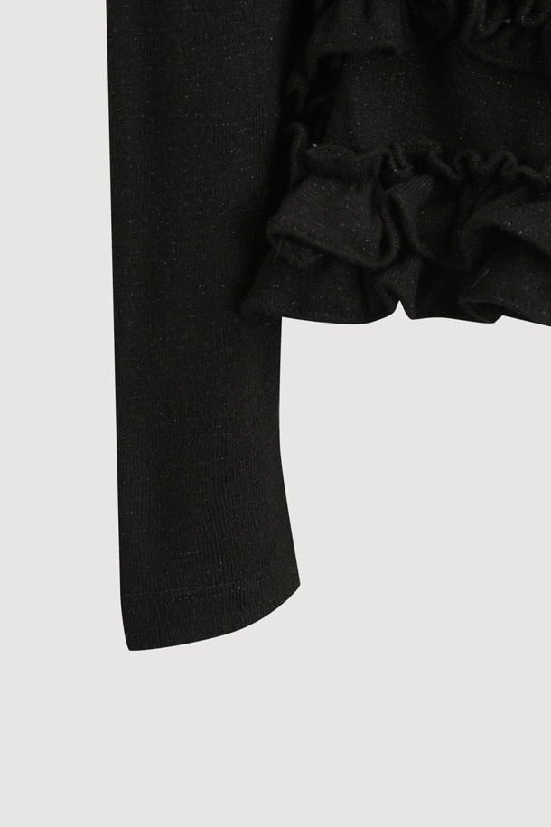 프릴 포인트 메탈 롱 슬리브 티셔츠 (블랙)는 여성 고객을 위한 우아하고 캐주얼한 스타일의 티셔츠입니다. 긴 소매와 슬림핏 디자인으로, 봄, 가을, 겨울철에 착용하기 좋습니다. 터틀넥 라인에 프릴 디테일이 더해져 여성스러운 포인트를 더했습니다. 일상 및 출근, 모임룩에 모두 활용 가능하며, 무지 디자인으로 미니멀하고 클래식한 스타일을 연출할 수 있습니다.
