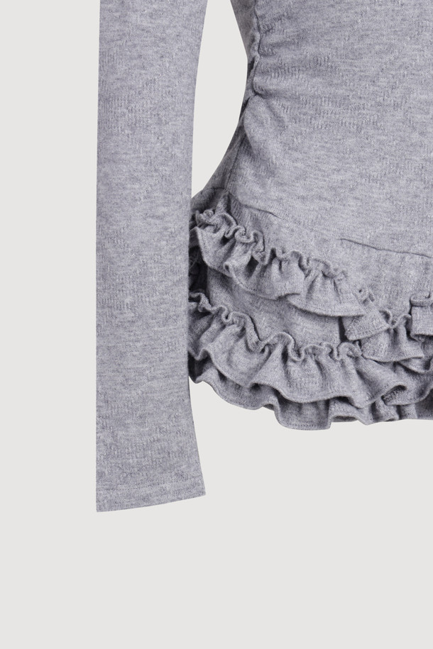 프릴 포인트 메탈 롱 슬리브 티셔츠 (그레이)는 여성스러운 무드와 캐주얼 스타일을 동시에 연출할 수 있는 티셔츠입니다. 부드러운 터틀넥 디자인에 슬림핏으로 제작되어 세련된 실루엣을 선사하며, 메탈 소재가 혼방되어 은은한 광택과 고급스러운 느낌을 더합니다. 봄, 가을, 겨울 세 계절 모두 활용 가능하며, 출근룩이나 모임룩 등 다양한 TPO에 매치하기 좋습니다. 무지 디자인에 프릴 디테일이 포인트로 더해져 클래식하면서도 미니멀한 스타일을 완성합니다. 긴 소매 기장으로 간절기에도 따뜻하게 착용할 수 있습니다.
