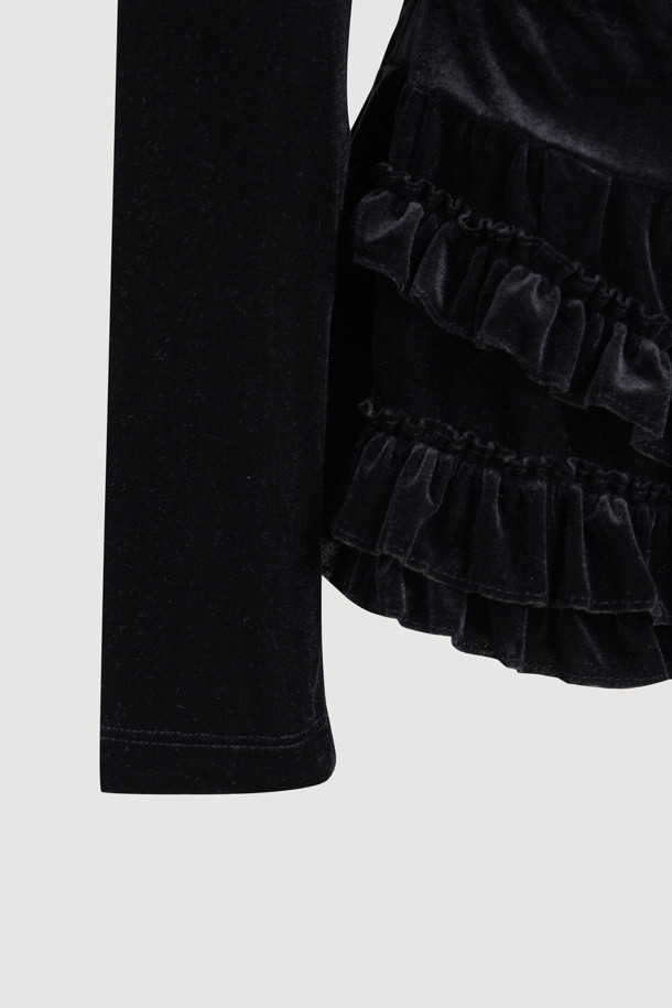 프릴 포인트 벨벳 긴소매 티셔츠(블랙)는 우아한 스타일을 연출하는 여성 티셔츠입니다. 부드러운 벨벳 소재에 슬림핏으로 제작되어 편안하면서도 세련된 실루엣을 선사합니다. 터틀넥 디자인과 밑단의 볼륨감, 프릴 디테일이 더해져 로맨틱하고 클래식한 무드를 강조합니다. 가을, 겨울 시즌에 데이트룩, 모임룩, 연말 모임룩 등 다양한 TPO에 활용하기 좋습니다. 신축성이 좋아 활동성 또한 보장하며, 블랙 컬러로 어떤 하의와도 쉽게 매치할 수 있습니다.
