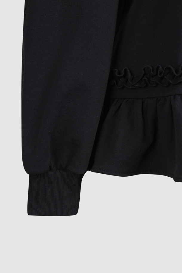 Hem Line Frill Sweatshirt (블랙)은 부드러운 면 소재로 제작되어 가을과 겨울에 따뜻하게 착용할 수 있는 여성 맨투맨입니다. 캐주얼하고 미니멀한 스타일로, 루즈핏과 라운드넥 디자인이 편안함을 선사합니다. 무지 패턴의 블랙 컬러는 어떤 하의와도 쉽게 매치할 수 있으며, 밑단 프릴 디테일이 여성스러운 포인트를 더합니다. 긴 소매 기장과 두꺼운 두께감으로 포근하게 착용 가능한 데일리 아이템입니다.
