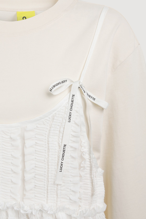 부드러운 면 소재의 '뷔스티에' 롱 슬리브 티셔츠입니다. 가볍고 얇은 두께감으로 봄, 가을 시즌에 활용하기 좋으며, 라운드넥과 긴 소매 디자인으로 여성스러운 무드를 연출합니다. 셔링 뷔스티에 디테일이 포인트이며, '실켓' 가공 처리된 싱글 져지 소재로 부드러운 촉감을 선사합니다. 스탠다드핏 또는 루즈핏으로 편안하게 착용 가능하며, 일상 및 데이트룩, 캐주얼 및 미니멀 스타일 연출에 적합합니다. 라이트 베이지 컬러로 다양한 하의와 매치하기 좋습니다.
