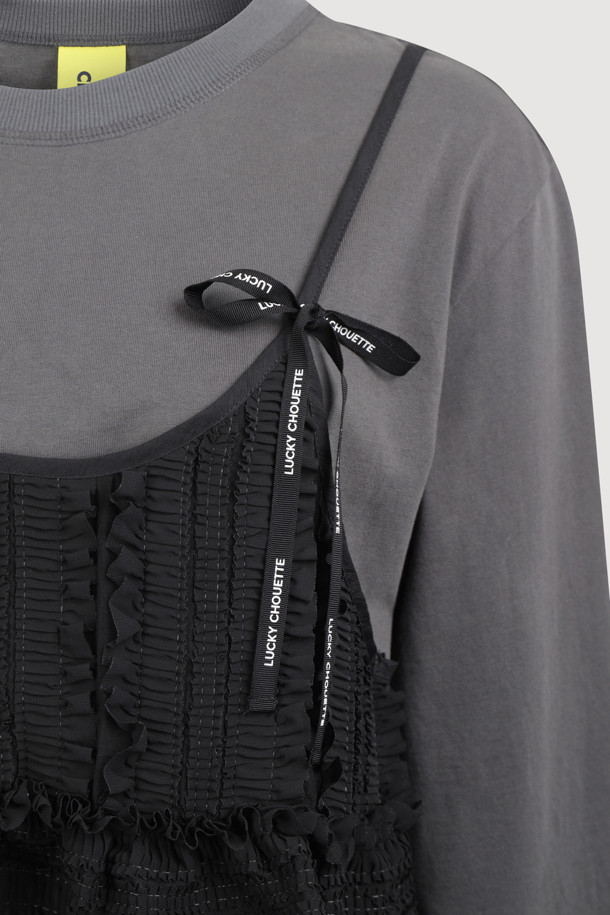 다크 그레이 컬러의 뷔스티에 롱 슬리브 티셔츠입니다. 부드러운 촉감의 면 소재로 제작되었으며, 봄, 가을에 착용하기 좋습니다. 루즈 핏에 라운드넥 디자인으로 편안한 착용감을 선사하며, 셔링 뷔스티에 디테일이 돋보입니다. 일상, 데이트룩, 모임룩 등 다양한 TPO에 캐주얼, 미니멀, 클래식 스타일로 연출하기 좋습니다. 싱글 져지 소재에 실켓 가공하여 부드러운 착용감을 느낄 수 있습니다.
