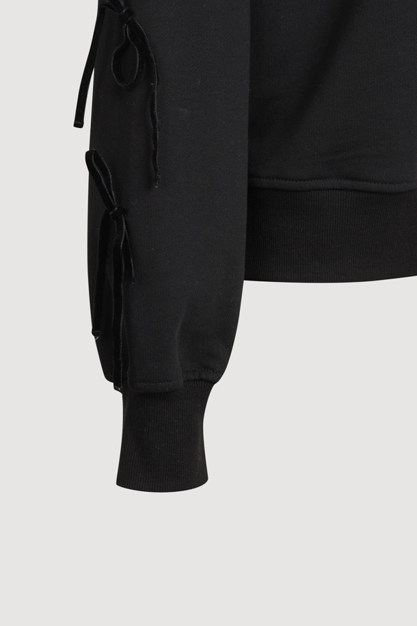 리본 포인트 스웨트셔츠 (블랙)는 여성들을 위한 캐주얼 스타일의 크롭 기장 맨투맨/스웨트셔츠입니다. 부드러운 면 소재로 제작되어 봄, 가을에 편안하게 착용하기 좋으며, 슬림핏으로 여성스러운 실루엣을 연출합니다. 라운드넥과 긴소매 디자인에 오른쪽 소매의 벨벳 리본 장식과 가슴 부분의 슈에뜨 자수 디테일이 포인트입니다. 데이트룩 또는 모임룩으로 걸리시하고 미니멀한 스타일을 연출해보세요.
