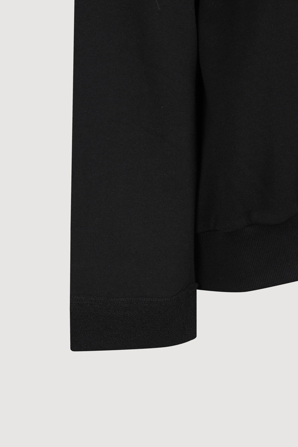 [Atelier] 레이스 패치 루즈핏 스웨트 티셔츠 (블랙)는 캐주얼하면서도 페미닌한 스타일을 연출하는 여성 의류입니다. 부드러운 져지 소재와 레이스 패치워크 디테일이 돋보이며, 라운드넥과 긴 소매 디자인으로 편안한 착용감을 선사합니다. 일상 룩, 특히 데이트룩에 적합하며 루즈핏으로 활동성을 높였습니다. 가슴 부분의 아틀리에 프린트가 특징이며, 진한 컬러 특성상 이염에 유의하여 착용해야 합니다.
