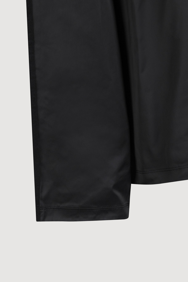 [Atelier] 우븐 믹스 롱 슬리브 티셔츠 (블랙)는 봄, 가을 계절에 어울리는 공용 의류입니다. 우븐과 져지 소재를 믹스하여 바스락거리는 촉감과 은은한 광택감을 선사하며, 루즈핏과 스탠다드핏으로 편안한 착용감을 제공합니다. 라운드넥에 긴소매 기장이며, 앞 중심의 아틀리에 자수 포인트가 돋보이는 블라우스 무드의 캐주얼 티셔츠입니다. 데이트룩이나 카페룩, 미니멀 & 캐주얼 & 스트릿 스타일을 즐기는 분들께 추천합니다.
