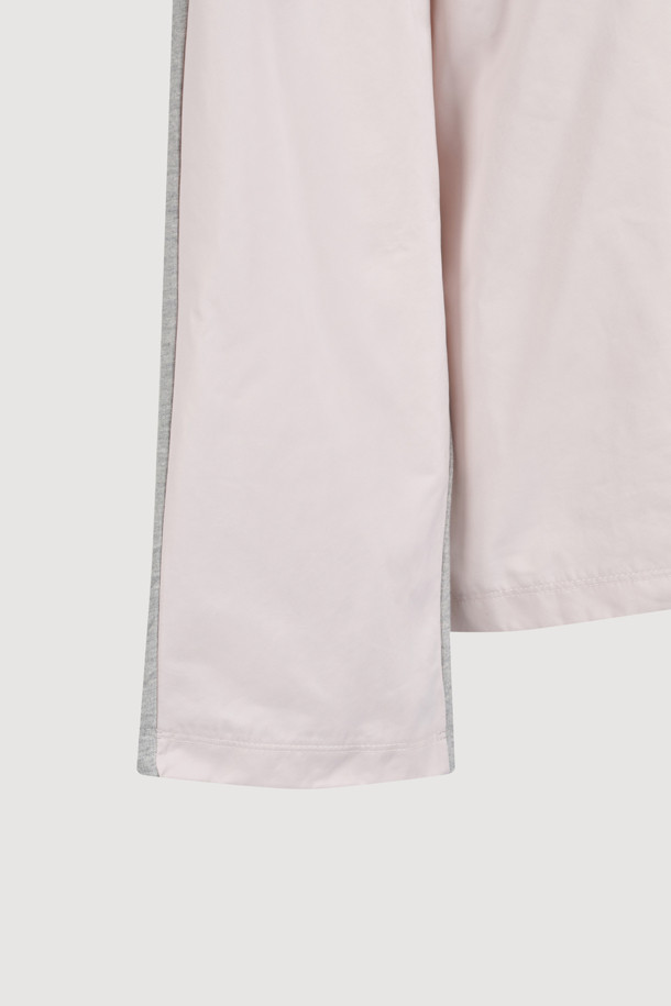 [Atelier] 우븐 믹스 롱 슬리브 티셔츠 (라이트 핑크)는 여성스러운 무드의 티셔츠입니다. 우븐과 미니 쮸리 소재를 혼방하여 바스락거리는 촉감과 은은한 광택감을 선사합니다. 라운드넥에 루즈핏으로 편안하게 착용 가능하며, 앞 중심의 아틀리에 자수 로고가 포인트입니다. 데이트룩이나 카페룩에 잘 어울리는 캐주얼, 스마트 캐주얼 스타일의 아이템으로, 봄, 가을에 활용하기 좋습니다. 블라우스처럼 여성스러운 분위기를 연출해보세요.
