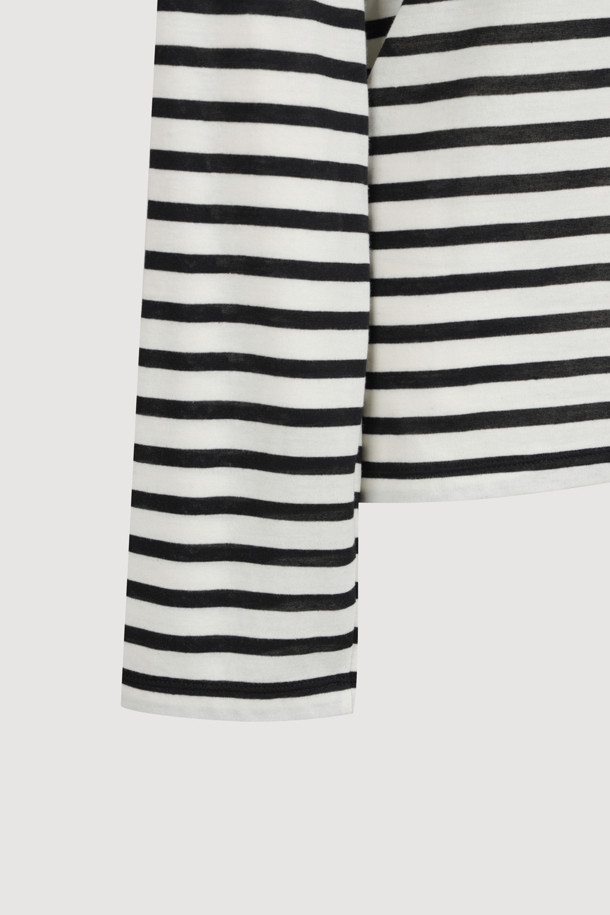 [Atelier] 프릴 포인트 스트라이프 롱 슬리브 티셔츠(아이보리)는 여성스러운 무드를 연출하는 캐주얼 티셔츠입니다. 부드러운 30수 싱글 져지 면 소재로 제작되어 편안한 착용감을 선사하며, 넥 프릴 디테일과 가슴 자수 포인트가 돋보입니다. 슬림핏 디자인에 아이보리 컬러와 스트라이프 패턴이 더해져 클래식하면서도 미니멀한 스타일을 완성합니다. 데이트룩이나 카페룩에 매치하여 여성스러운 분위기를 연출해보세요. 봄, 가을 시즌에 활용하기 좋은 웨어러블한 디자인의 긴소매 티셔츠입니다.
