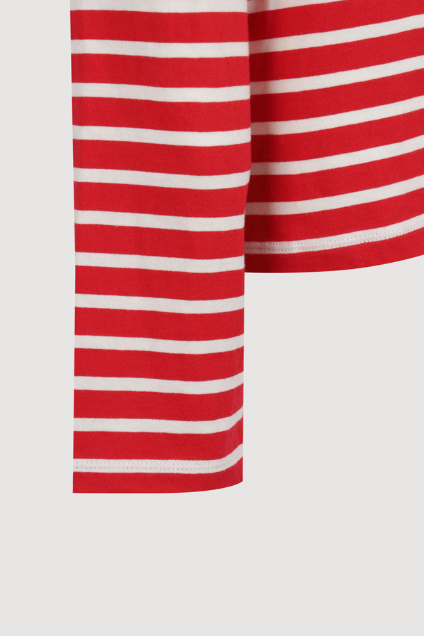 [Atelier] 프릴 포인트 스트라이프 롱 슬리브 티셔츠(레드)는 여성스러운 분위기를 연출하는 긴 소매 티셔츠입니다. 부드러운 면 소재로 제작되어 편안한 착용감을 선사하며, 얇은 두께감으로 봄, 가을 시즌에 활용하기 좋습니다. 넥 라인의 프릴 디테일과 가슴 부분의 아틀리에 자수 디테일이 돋보이며, 슬림핏 디자인과 스트라이프 패턴이 캐주얼하면서도 베이직한 스타일을 완성합니다. 데이트룩, 카페룩 등 다양한 상황에 어울리는 아이템으로, 미니멀한 스타일을 선호하는 분들께 추천합니다.
