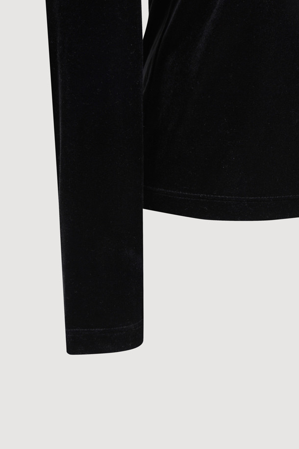 [Re-Order] [아뜰리에] 벨벳 U넥 긴 소매 티셔츠는 부드러운 벨벳 져지 소재로 제작되어 편안한 착용감을 선사합니다. 슬림핏 디자인의 블랙 컬러 무지 티셔츠로, U넥 라인과 긴 소매가 특징입니다. 봄, 가을, 겨울 모두 활용 가능하며, 신축성이 좋아 활동성을 높였습니다. "아뜰리에" 프린트 디테일이 더해져 베이직하면서도 세련된 스타일을 연출합니다. 데이트룩, 모임룩, 출근룩 등 다양한 TPO에 클래식, 미니멀, 시크 스타일로 코디하기 좋습니다.
