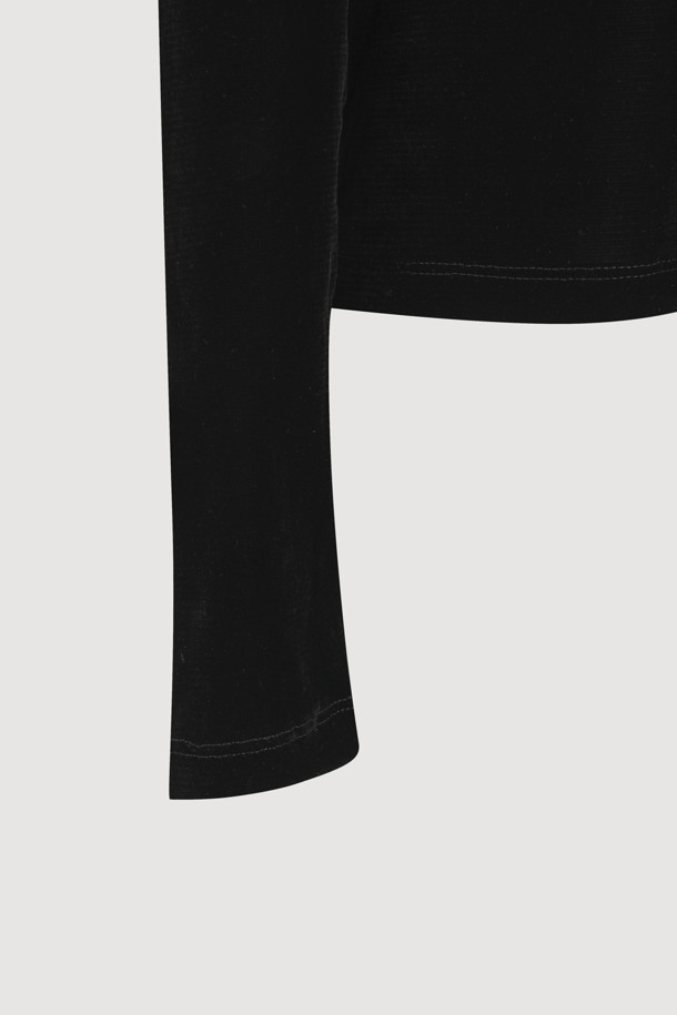 [Re-Order] [아틀리에] 벨벳 U넥 긴 소매 티셔츠는 부드러운 벨벳 져지 소재로 제작되어 은은한 광택과 고급스러운 분위기를 자아냅니다. 슬림핏 디자인과 U넥 라인이 여성스러운 실루엣을 강조하며, 블랙 컬러는 어떤 스타일에도 쉽게 매치할 수 있습니다. 사계절 내내 활용 가능한 얇은 두께감으로 편안하게 착용 가능하며, 아틀리에 프린트가 은은하게 포인트를 더합니다. 데이트룩, 모임룩, 소개팅룩 등 다양한 TPO에 맞춰 클래식, 미니멀, 시크한 스타일을 연출해보세요.
