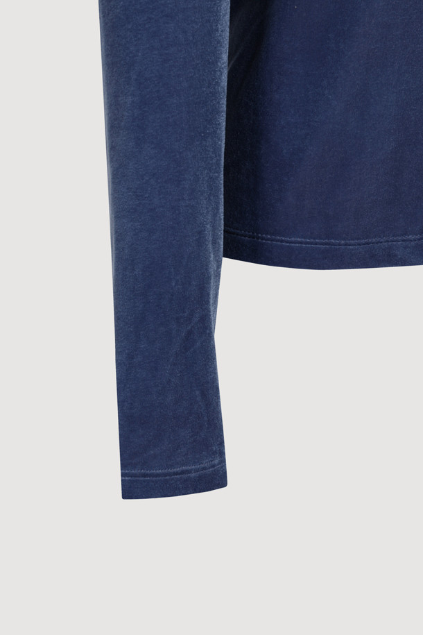 [Re-Order] [아틀리에] 벨벳 U넥 긴 소매 티셔츠는 부드러운 벨벳 져지 소재로 제작되어 가을과 겨울에 따뜻하고 편안하게 착용할 수 있습니다. 슬림핏 디자인에 U넥 라인으로 여성스러운 실루엣을 연출하며, 베이직한 스타일로 데이트룩, 모임룩 등 다양한 TPO에 활용하기 좋습니다. 신축성이 뛰어나 활동성을 높였으며, 앞 중심에는 아틀리에 프린트가 더해져 포인트를 줍니다. 얇은 두께감으로 레이어드하기 좋으며, 단독 손세탁을 권장합니다. 클래식, 미니멀, 캐주얼 스타일을 즐기는 분들께 추천합니다.
