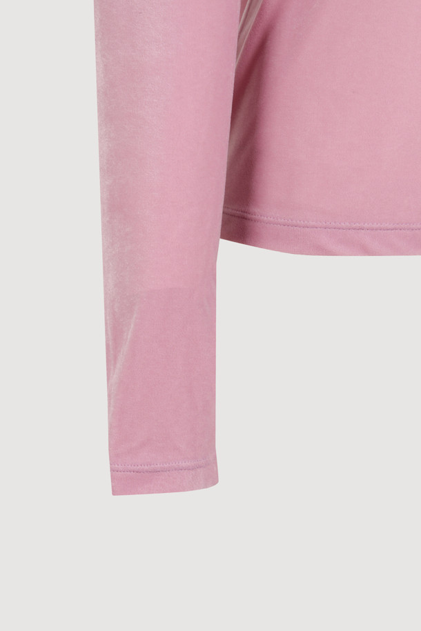 [Atelier] 벨벳 U넥 롱 슬리브 티셔츠(핑크)는 부드러운 벨벳 져지 소재로 제작되어 은은한 광택과 고급스러운 분위기를 자아냅니다. 슬림핏 디자인과 U넥 라인이 여성스러운 실루엣을 연출하며, 얇은 두께감으로 편안한 착용감을 선사합니다. 신축성이 좋아 활동성이 뛰어나며, 뒷넥 테이프 위 아틀리에 자수 포인트가 유니크함을 더합니다. 데이트룩, 모임룩, 파티룩 등 특별한 날을 위한 포인트 착장용으로 제격입니다. 캐주얼, 미니멀, 로맨틱 스타일을 모두 소화 가능한 활용도 높은 아이템입니다.
