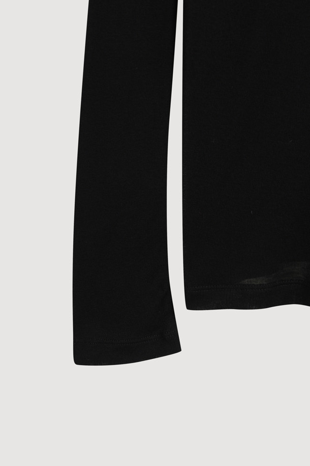 [Atelier] 엠브로이더리 포인트 슬림핏 긴팔 티셔츠 (블랙)는 부드러운 촉감의 울과 텐셀 혼방 소재로 제작되어 편안한 착용감을 선사합니다. 라운드넥 디자인에 아틀리에 자수 포인트와 레이스 테이프 디테일이 더해져 캐주얼하면서도 미니멀한 스타일을 연출합니다. 슬림핏으로 제작되어 슬림한 실루엣을 강조하며, 봄, 가을에 데이트룩 또는 카페룩으로 활용하기 좋습니다. 스탠다드 핏의 루즈한 실루엣이 특징이며, 블랙 컬러로 어떤 스타일에도 쉽게 매치할 수 있습니다.
