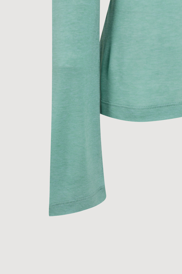 [Atelier] 자수 포인트 슬림핏 긴팔 티셔츠 (green)는 부드러운 촉감의 울, 텐셀 혼방 소재로 제작되어 봄, 가을에 착용하기 좋습니다. 슬림핏 디자인과 라운드넥으로 캐주얼하고 베이직한 스타일을 연출하며, 레이스 테이프 디테일과 아틀리에 자수 포인트가 특징입니다. 데이트룩, 카페룩 등 다양한 TPO에 활용 가능하며, 이너용 티셔츠로도 적합하여 활용도가 높습니다. 그린 컬러로 세련된 느낌을 더해 클래식, 미니멀 스타일을 즐기는 분들께 추천합니다.
