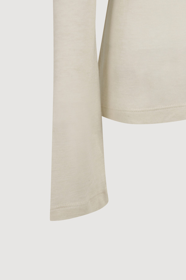 [Atelier] 자수 포인트 슬림 핏 긴팔 티셔츠는 부드러운 촉감의 울, 텐셀 혼방 소재로 제작되어 봄, 가을에 착용하기 좋습니다. 아이보리 컬러에 아틀리에 자수 포인트와 레이스 테이프 디테일이 더해져 캐주얼하면서도 베이직한 스타일을 연출합니다. 슬림핏 디자인과 라운드넥으로 편안하게 착용 가능하며, 얇은 두께감으로 다양한 스타일링에 활용하기 좋습니다. 동네 마실룩, 카페룩 등 편안한 TPO에 미니멀, 클래식한 스타일을 더해보세요. 후라이스 소재로 제작되어 부드러운 착용감을 선사합니다.
