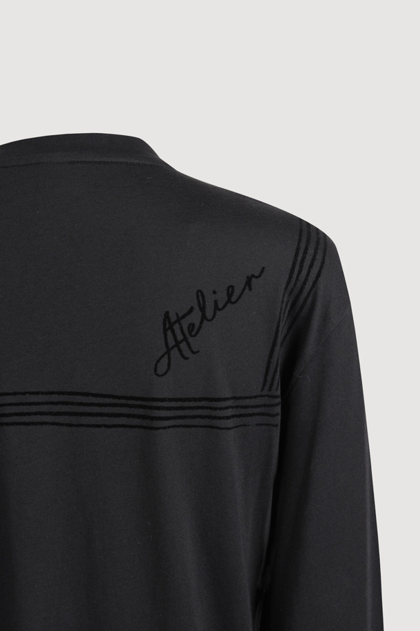 [Atelier] 리본 아플리케 롱 슬리브 티셔츠 (블랙)는 부드러운 모달 소재로 제작되어 편안한 착용감을 선사합니다. 유니크하고 캐주얼한 스타일을 연출하며, 메쉬 리본 디테일과 세일러 카라 프린트, 하이브리드 디자인이 돋보입니다. 라운드넥에 여유 있는 핏으로 편안함을 더했으며, 봄, 가을 계절에 데이트룩, 카페룩 등 다양한 TPO에 활용하기 좋습니다. 미니멀하면서도 로맨틱한 무드를 연출할 수 있는 긴소매 티셔츠입니다.
