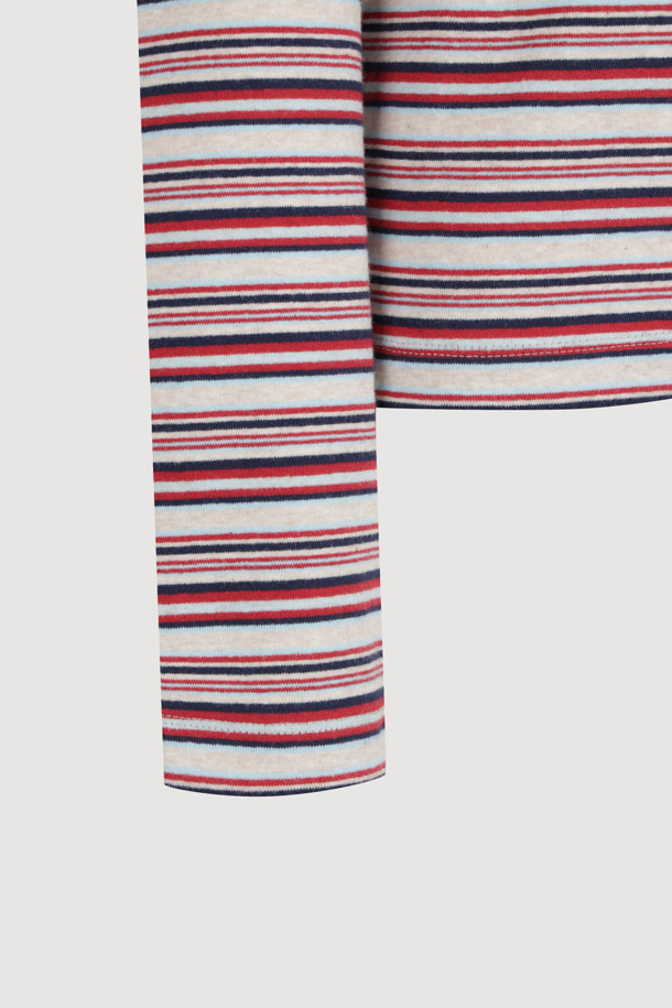 [Re-Order] 스트라이프 슬림핏 긴팔 티셔츠 (레드)는 캐주얼하고 베이직한 스타일의 긴팔 티셔츠입니다. 봄, 가을에 어울리는 슬림핏 디자인으로, 데이트룩이나 봄 소풍룩에 매치하기 좋습니다. 부드러운 신축성 좋은 소재로 제작되어 편안한 착용감을 선사합니다. 가슴 부분의 레터링 자수 포인트와 뒷넥 개발 라벨이 돋보이며, 레드 컬러의 스트라이프 패턴이 돋보입니다. 미니멀한 스타일을 선호하는 분들께 추천합니다.
