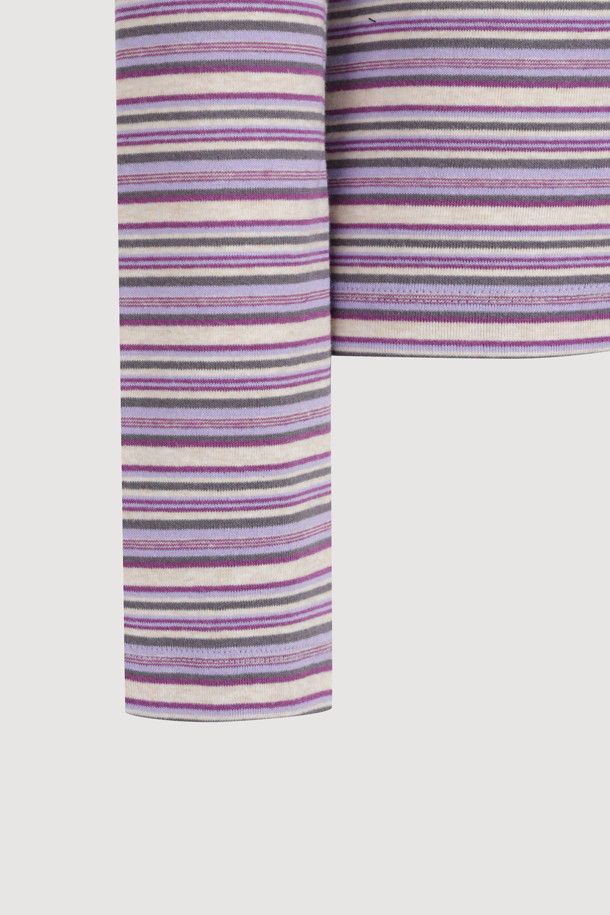 스트라이프 슬림 핏 롱 슬리브 티셔츠 (바이올렛)는 여성용 티셔츠로, 봄, 가을에 입기 좋은 긴소매 디자인입니다. 부드러운 면과 스판덱스 혼방 소재로 제작되어 편안한 착용감을 선사하며, 슬림 핏으로 깔끔한 실루엣을 연출합니다. 라운드넥에 가슴 레터링 자수 포인트와 뒷넥 개발 라벨 디테일이 돋보이며, 신축성 좋은 소재로 활동성을 높였습니다. 캐주얼하고 베이직한 스타일로, 동네 마실룩이나 봄 소풍룩에 활용하기 좋습니다.
