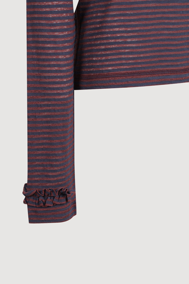 슬림핏 후드 티셔츠는 다크 브라운 컬러의 여성용 후드 티셔츠입니다. 봄, 가을 시즌에 적합하며, 얇은 두께와 부드러운 져지 소재로 편안한 착용감을 선사합니다. 슬림핏으로 제작되어 캐주얼하고 미니멀한 스타일을 연출하며, 소매와 후드에 프릴 디테일이 더해져 여성스러운 포인트를 더했습니다. 스트라이프 패턴과 배색 스티치 자수 디테일이 돋보이며, 기본 이너로 활용도가 높아 동네 마실룩, 카페룩, 봄 소풍룩 등 다양한 TPO에 활용하기 좋습니다.
