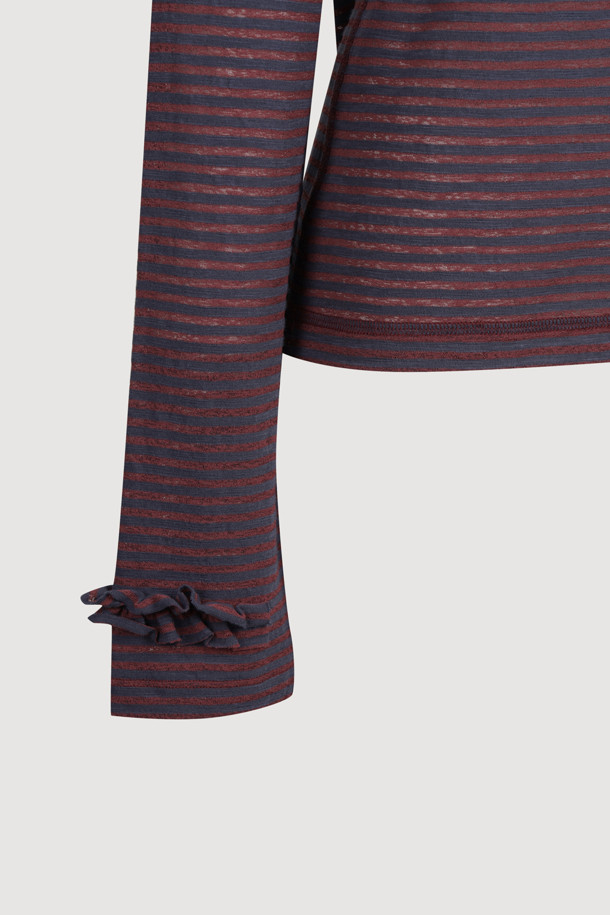 **슬림핏 후드 티셔츠**

여성용 슬림핏 후드 티셔츠입니다. 갈색 컬러에 캐주얼한 스타일로, 봄, 가을에 착용하기 좋습니다. 소매와 후드 부분에 프릴 디테일이 있으며, 배색 스티치 자수가 포인트입니다. 스트라이프 및 플라워 패턴으로 디자인되어 있으며, 기본 이너 티셔츠로 활용 가능합니다. 동네 마실룩, 카페룩, 봄 소풍룩 등 다양한 TPO에 맞춰 미니멀하고 로맨틱한 스타일을 연출해보세요.
