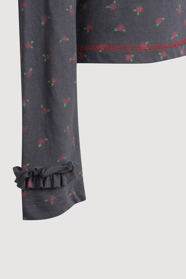 슬림핏 후드 티셔츠는 다크 그레이 컬러의 여성 의류로, 봄, 가을에 착용하기 좋습니다. 캐주얼하고 미니멀한 스타일을 연출하며, 일상, 동네 마실룩, 카페룩, 집콕룩 등 다양한 TPO에 활용할 수 있습니다. 져지 소재의 레귤러 기장 티셔츠로, 소매와 후드에 프릴 디테일을 더해 여성스러운 포인트를 주었습니다. 스트라이프와 플라워 패턴이 있으며, 배색 스티치 자수 디테일이 돋보입니다. 기본 이너 티셔츠로 활용하여 간편하게 스타일링할 수 있습니다.
