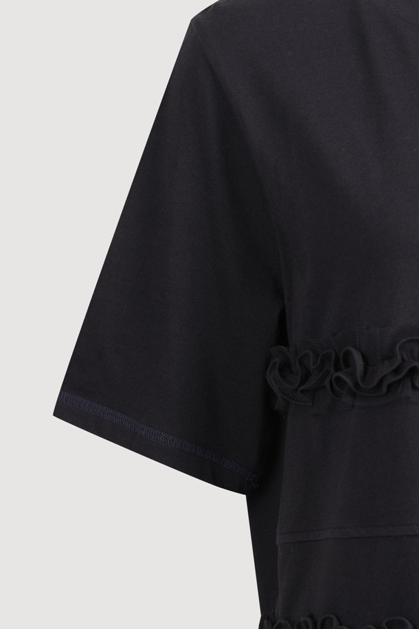 프릴 포인트 반소매 티셔츠는 여성 의류로, 캐주얼하고 미니멀한 스타일을 연출하기에 좋습니다. 봄, 여름 시즌에 적합하며, 스탠다드 핏과 라운드넥 디자인으로 편안하게 착용할 수 있습니다. 블랙 색상의 무지 티셔츠로, 앞판 메쉬 배색과 프릴 디테일이 특징입니다. 뒤 상단에는 엠블럼 자수 디테일이 더해져 포인트를 줍니다.
