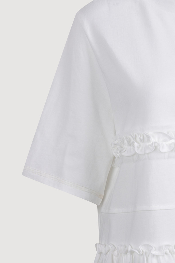 프릴 포인트 반소매 티셔츠는 여성스러운 무드를 연출해 주는 캐주얼 스타일의 반팔 티셔츠입니다. 라운드넥 디자인에 스탠다드핏 또는 루즈핏으로 편안하게 착용 가능하며, 봄, 여름 시즌에 적합합니다. 화이트 색상에 무지 패턴으로 어떤 하의와도 쉽게 매치할 수 있습니다. 메쉬 배색과 엠블럼 자수, 프릴 디테일이 더해져 포인트를 더했습니다. 동네 마실룩, 여행룩 등 다양한 상황에서 웨어러블하게 활용할 수 있습니다.
