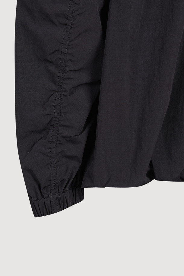 솔리드 포켓 집업 점퍼 (블랙)는 가볍고 부드러운 나일론 소재로 제작되어 봄, 가을 간절기에 적합합니다. 루즈핏으로 편안한 착용감을 선사하며, 블랙 컬러에 무지 패턴으로 어떤 옷에도 쉽게 매치할 수 있습니다. 밑단 밴딩과 니트 넥라인, 아웃포켓, 셔링 디테일이 더해져 캐주얼하면서도 페미닌한 스타일을 연출합니다. 동네 마실룩이나 산책룩과 같이 가벼운 일상에 미니멀하게 활용하기 좋습니다. 긴 소매 기장의 집업 스타일 점퍼입니다.
