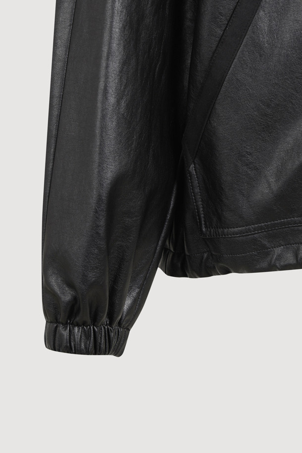 [Re-Order] 페이크 레더 후드 점퍼 (블랙)는 가을, 겨울 시즌에 어울리는 여성용 점퍼입니다. 루즈핏으로 제작되어 편안한 착용감을 선사하며, 지퍼형 여밈 방식으로 간편하게 착용할 수 있습니다. 블랙 컬러에 로고 패턴이 더해져 캐주얼하고 스트릿한 무드를 연출합니다. 두꺼운 두께감의 인조가죽과 페이크 스웨이드 배색으로 고급스러움을 더했으며, 긴 소매와 후드 디자인이 특징입니다. 겨울 데일리룩, 쇼핑룩, 산책룩 등 다양한 TPO에 활용할 수 있습니다.
