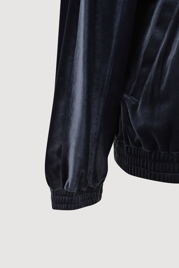 블루 컬러의 [Re-Order] 후드 벨벳 집업 점퍼입니다. 부드러운 촉감의 벨벳 소재로 제작되어 가을, 겨울 시즌 캐주얼하게 활용하기 좋습니다. 오버핏으로 편안함을 강조했으며, 밑단 밴딩과 블루종 실루엣으로 트렌디한 스타일을 연출합니다. 양옆 포켓과 로고 와펜 디테일로 포인트를 더했습니다. 데일리룩, 동네 마실룩, 산책룩 등 다양한 TPO에 활용하여 미니멀, 시티보이 스타일을 완성해 보세요.
