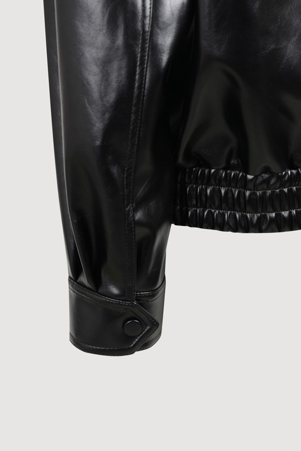 페이크 레더 카라 점퍼 (블랙)는 가을, 겨울 시즌에 어울리는 여성용 아우터입니다. 캐주얼, 스트릿 스타일을 연출하기 좋으며, 넉넉한 레귤러핏으로 편안하게 착용할 수 있습니다. 블랙 컬러의 무지 디자인에, 인조가죽 소재와 두꺼운 두께감으로 따뜻함을 더했습니다. 칼라 디테일, 지퍼 슬라이더 장식, 가슴 포켓, 스냅 버튼, 밑단 밴딩, 럭키 로고 안감 등 다양한 특징을 갖춘 블루종 스타일의 점퍼입니다. 겨울 데일리룩, 쇼핑룩, 모임룩에 활용하기 좋은 아이템입니다.
