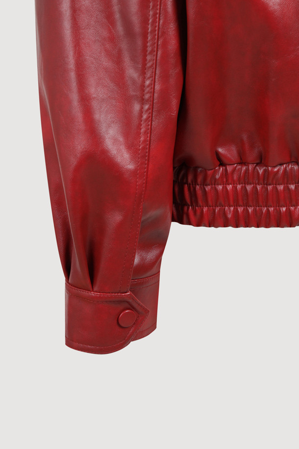 페이크 레더 카라 점퍼 (레드)는 캐주얼, 스트릿 스타일을 즐기는 여성들을 위한 크롭 기장의 인조 가죽 점퍼입니다. 봄, 가을에 적합하며, 부드러운 촉감의 소재로 제작되어 편안하게 착용할 수 있습니다. 지퍼형 여밈 방식에 밑단 이밴드 블루종 디자인으로 활동성을 높였으며, 워시드 가공과 래키 (LUCKY) 로고 안감, 가슴 포켓 스냅 디테일이 특징입니다. 데이트룩, 쇼핑룩 등 다양한 TPO에 맞춰 미니멀한 스타일링을 연출해보세요. 루즈핏으로 편안하면서도 멋스러운 핏을 선사합니다.
