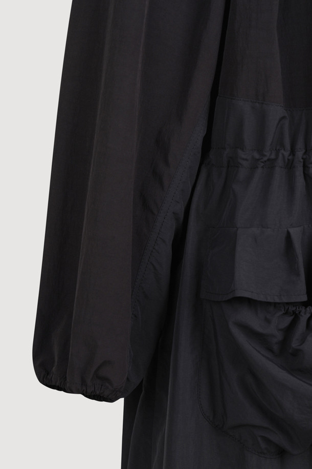 볼륨 포켓 롱 점퍼 (black)는 캐주얼, 스트리트 스타일을 즐기는 분들을 위한 아우터입니다. 롱 기장의 무지 디자인으로, 봄, 가을에 가볍게 걸치기 좋습니다. 루즈핏에 부드러운 나일론 소재를 사용하여 편안한 착용감을 선사하며, 넥과 허리 밑단의 셔링 디테일이 여성스러운 실루엣을 연출합니다. 원피스형 실루엣과 볼륨감 있는 디자인, 입체적인 아웃 포켓이 돋보이며, 지퍼 여밈 방식으로 간편하게 착용할 수 있습니다. 동네 마실룩이나 산책룩에 안성맞춤입니다.
