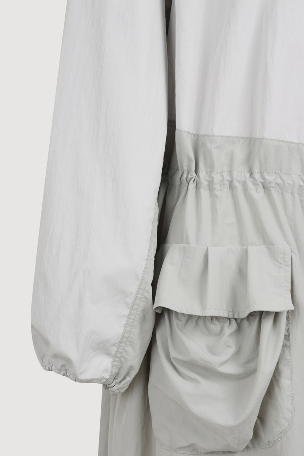 볼륨 포켓 롱 점퍼 (라이트 그레이)는 캐주얼, 스트릿, 미니멀 스타일을 즐겨 입는 여성 고객을 위한 아이템입니다. 가볍고 부드러운 나일론 소재로 제작되어 봄, 가을 간절기에 적합하며, 얇은 두께감으로 편안한 착용감을 선사합니다. 롱 기장과 루즈핏으로 체형 커버에 효과적이며, 볼륨감 있는 포켓 디자인과 넥, 허리 밑단 셔링 디테일이 돋보입니다. 지퍼 여밈 방식으로 간편하게 착용 가능하며, 동네 마실룩, 산책룩 등 일상적인 활동에 스타일리시함을 더해줍니다. 원피스 같은 실루엣으로 여성스러움을 강조하며 다양한 룩에 활용하기 좋습니다.
