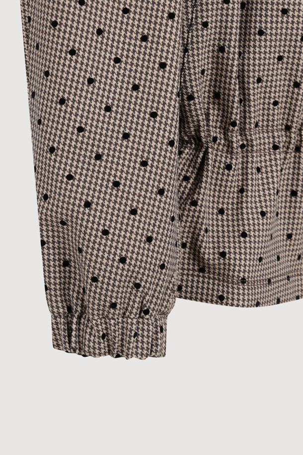 **[Re-Order] 프릴 디테일 체크 점퍼**

러블리함과 캐주얼 무드를 동시에 연출하는 여성 점퍼입니다. 가을, 겨울 시즌에 어울리는 두꺼운 두께감의 플리스 소재로 제작되어 부드러운 촉감을 선사합니다. 체크 패턴과 허리 스트링, 벌룬 핏으로 사랑스러운 분위기를 더하며, 투웨이 지퍼와 긴 소매, 프릴 디테일이 돋보입니다. 안감에는 LUCKY 로고 패턴과 솔리드 소매 안감을 사용하여 포인트를 주었습니다. 데이트룩, 산책룩 등 다양한 일상 스타일을 연출해보세요.
