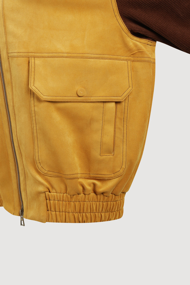 코듀로이 슬리브 페이크 스웨이드 점퍼 (옐로우)는 부드러운 스웨이드 소재의 몸판과 코듀로이 소매의 조화가 돋보이는 여성용 점퍼입니다. 캐주얼, 미니멀, 클래식 스타일을 아우르는 디자인으로, 가을과 겨울에 따뜻하게 착용하기 좋습니다. 오버핏 크롭 기장으로 편안한 착용감을 선사하며, 빅 사이즈 포켓과 금속 지퍼 디테일이 돋보입니다. 여행룩, 캠핑룩 등 다양한 TPO에 활용 가능하며, 옐로우와 브라운 두 가지 컬러로 만나볼 수 있습니다.
