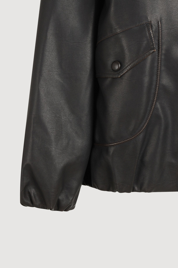 다크 브라운 컬러의 워싱 페이크 레더 카라 점퍼입니다. 힙 기장의 오버핏 블루종 스타일로, 가을과 겨울에 따뜻하게 착용할 수 있습니다. 겉감은 인조가죽 소재이며, 두꺼운 두께감과 패딩 안감으로 보온성을 높였습니다. 지퍼 여밈 방식과 아웃포켓 디테일, 밴딩 마감으로 활동성을 더했습니다. 데이트룩, 모임룩, 캐주얼 및 미니멀 스타일링에 모두 잘 어울립니다.
