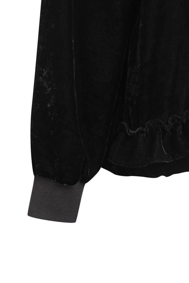 벨벳 프릴 후드 점퍼 (블랙)는 페미닌하고 유니크한 스타일을 연출하는 여성용 점퍼입니다. 부드러운 벨벳 소재에 두꺼운 두께감으로 따뜻함을 더하고, 프릴 디테일과 언밸런스 밑단으로 포인트를 더했습니다. 후드 디자인과 긴 소매, 집업 여밈 방식으로 편안하게 착용 가능하며, 로고 패턴 안감과 자수 와펜 장식이 고급스러움을 더합니다. 데이트룩, 모임룩 등 특별한 날, 또는 클래식, 미니멀, 로맨틱한 스타일을 연출하고 싶을 때 적합합니다.
