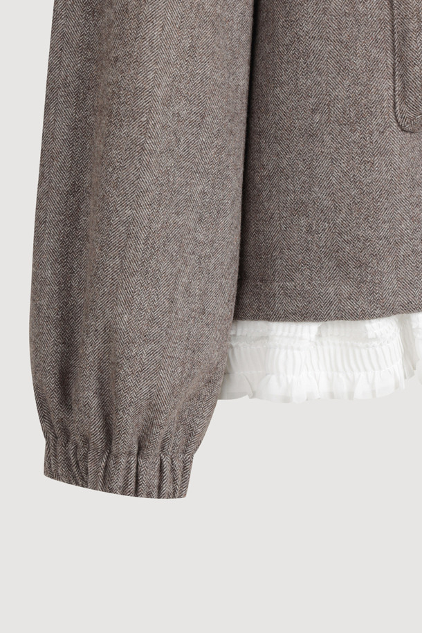 헤링본 후드 아노락 점퍼는 따뜻한 울 소재로 제작되어 겨울철에도 포근함을 선사합니다. 클래식한 헤링본 패턴에 스탠다드 핏으로, 유행을 타지 않는 스타일을 연출합니다. 후드 스트링 디테일과 엠블럼 슬라이더, 레터링 와펜으로 디자인의 완성도를 높였습니다. 리본 연출이 가능한 후드로 다양한 스타일을 소화할 수 있으며, 캐주얼하고 미니멀한 룩을 완성하기 좋습니다. 브라운 컬러의 집업 방식 아노락 점퍼로, 일상에서 편안하게 착용할 수 있습니다.
