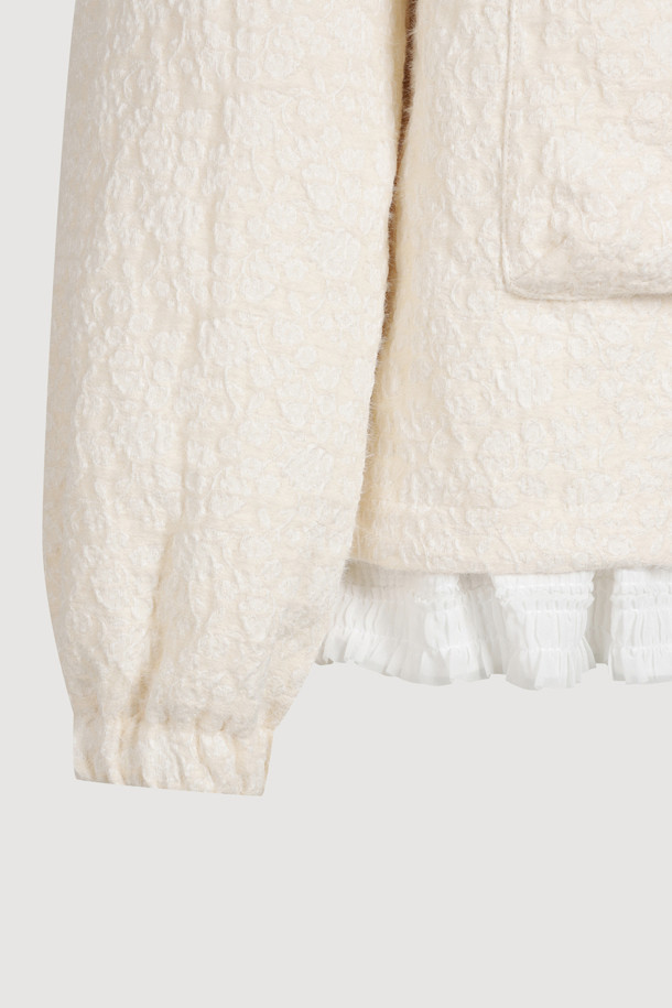 헤링본 후드 아노락 점퍼는 울 소재로 제작되어 따뜻한 착용감을 선사하는 여성용 아우터입니다. 아이보리 컬러의 스탠다드핏 디자인은 클래식하면서도 유니크한 스타일을 연출하며, 겨울철 출근룩과 모임룩에 모두 잘 어울립니다. 헤링본 패턴과 후드 스트링 리본 디테일, 엠블럼 슬라이더, 레터링 와펜, 솔리드 배색이 특징이며, 긴 소매와 집업 여밈 방식이 특징입니다. 두꺼운 두께감으로 보온성을 높였으며, 미니멀, 캐주얼 스타일을 선호하는 분들께 추천합니다.
