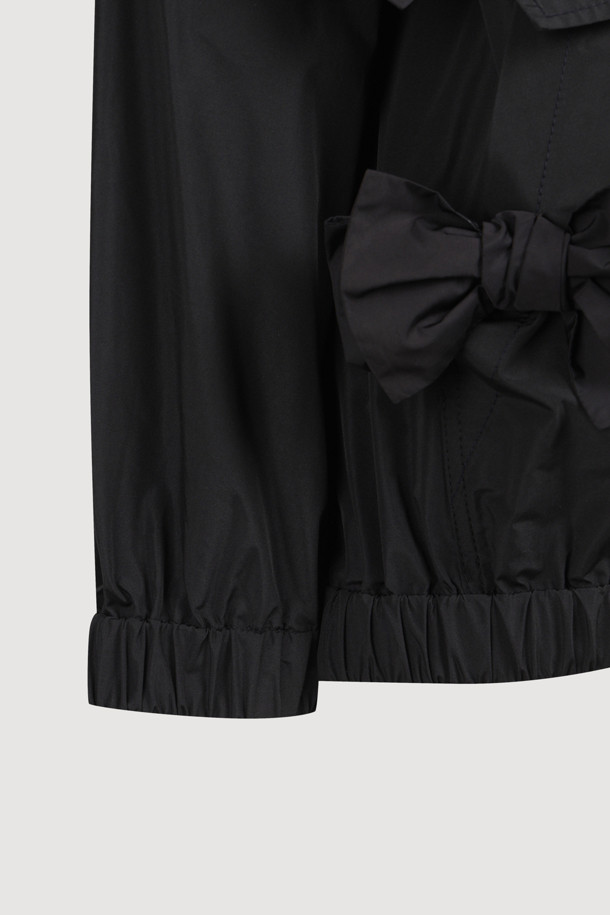 [Re-Order] [아뜰리에] 후드 아노락 점퍼 (블랙)는 여성 고객을 위한 캐주얼, 스포티 스타일의 아노락입니다. 봄, 가을에 어울리는 루즈핏의 후드 점퍼로, 힙 기장입니다. 블랙 컬러의 무지 디자인이며, 부드러운 촉감의 폴리에스터, 면 혼방 소재로 제작되었습니다. 셔링, 리본, 테이프, 니트 부자재 디테일이 특징이며, 산책룩에 활용하기 좋습니다. 긴 소매 기장으로 간절기에 편안하게 착용할 수 있습니다.
